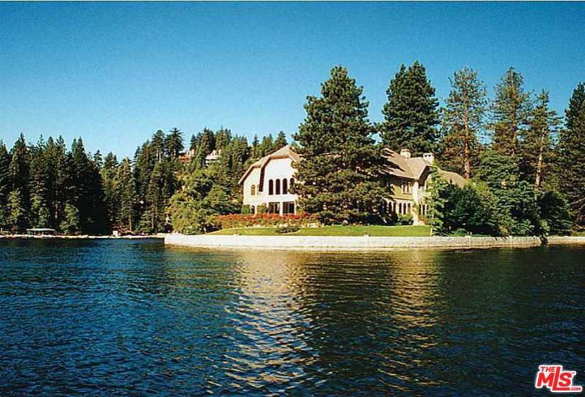 177 Shorewood Drive, Lake Arrowhead, California 92352, 9 Bedrooms Bedrooms, ,7 BathroomsBathrooms,Residential,For Sale,Shorewood,660635641